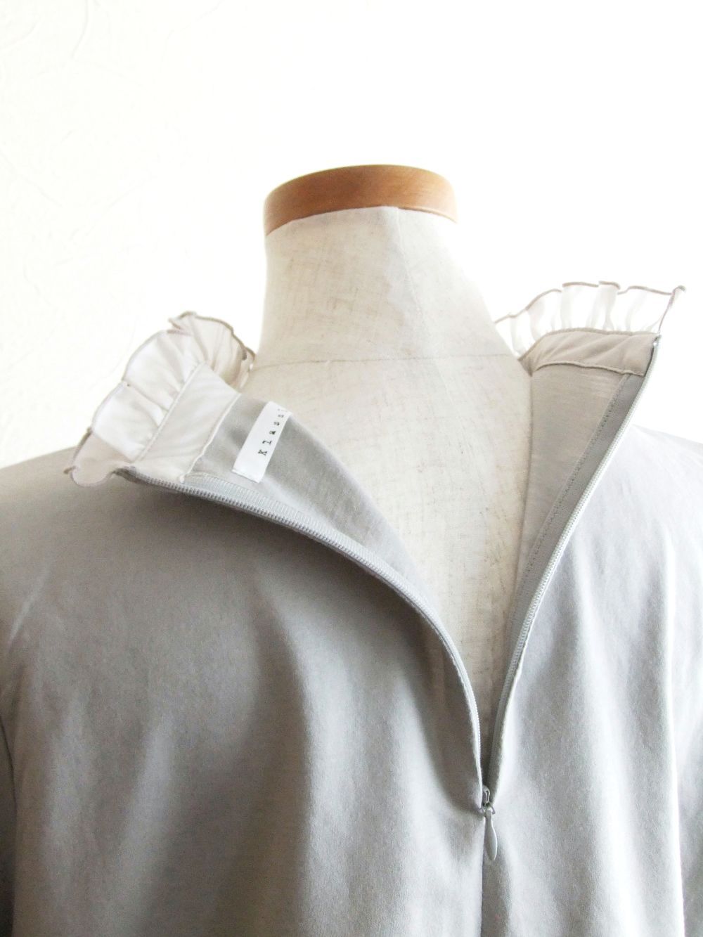 【Klassiek】 フリル付き スタンドカラー ブラウス Tシャツ  （グレー） K125502M