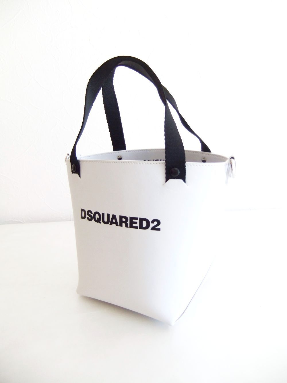 Dsquared2 アイコンロコエンホス大型トトハック 【関税込】 DSQUARED2 エンボスロゴ ショルダーバッグ | ブラック | FARFETCH JP