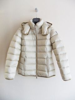 《LADIES》 STELLA  (オフホワイト) シャイニーナイロン ダウンブルゾン  32550