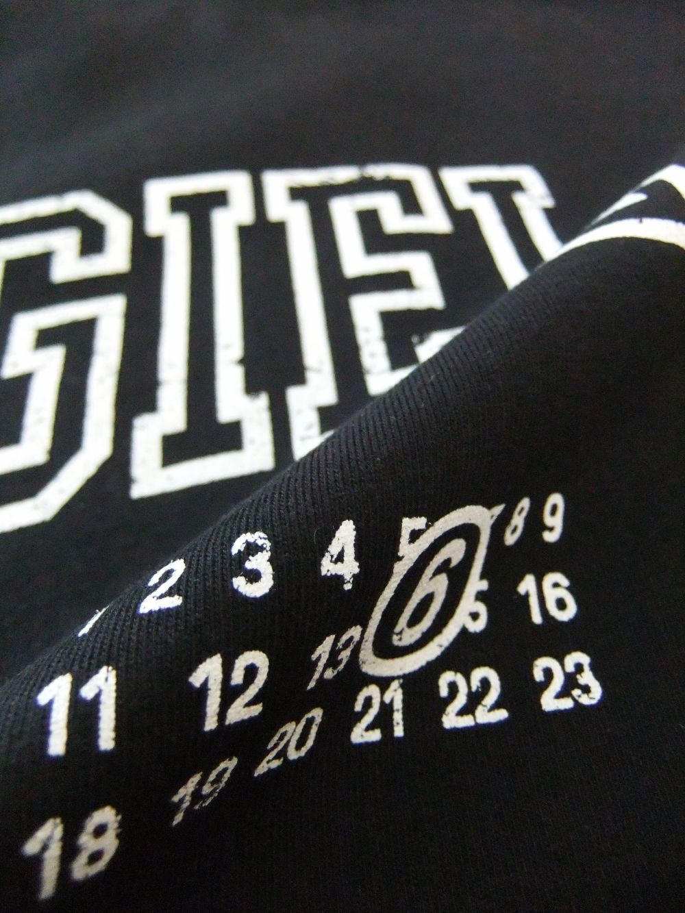 《MM➅》 Maison Margiela  (ブラック)  LOGO PRINT T-SHIRT  ロゴTシャツ
