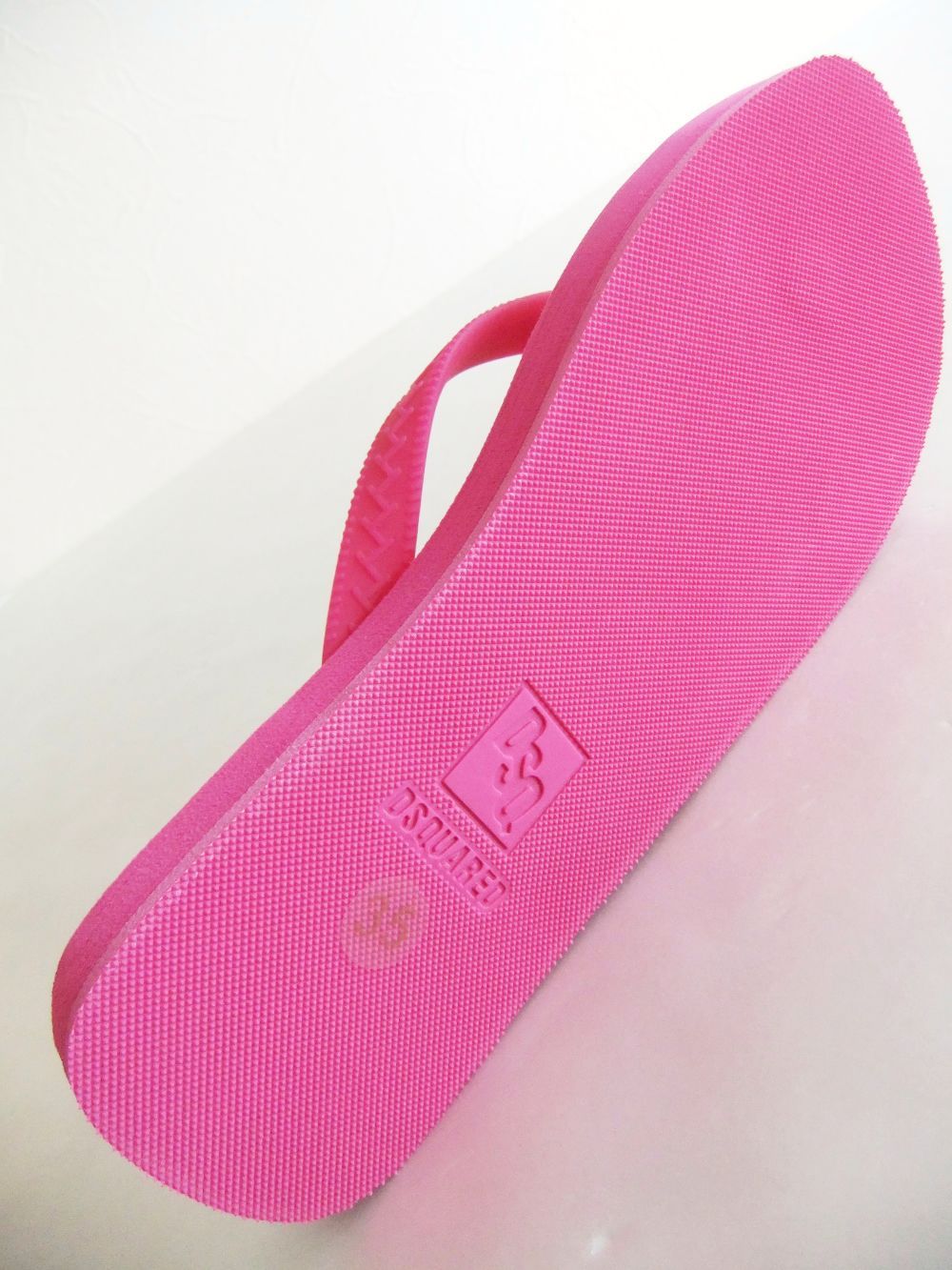 DSQUARED2 足元から、夏の軽やかさ！ビーチサンダル ピンク Dsquared2 - 《LADIES》 BE ICON FLIP FLOPS (ピンク) ビーチ