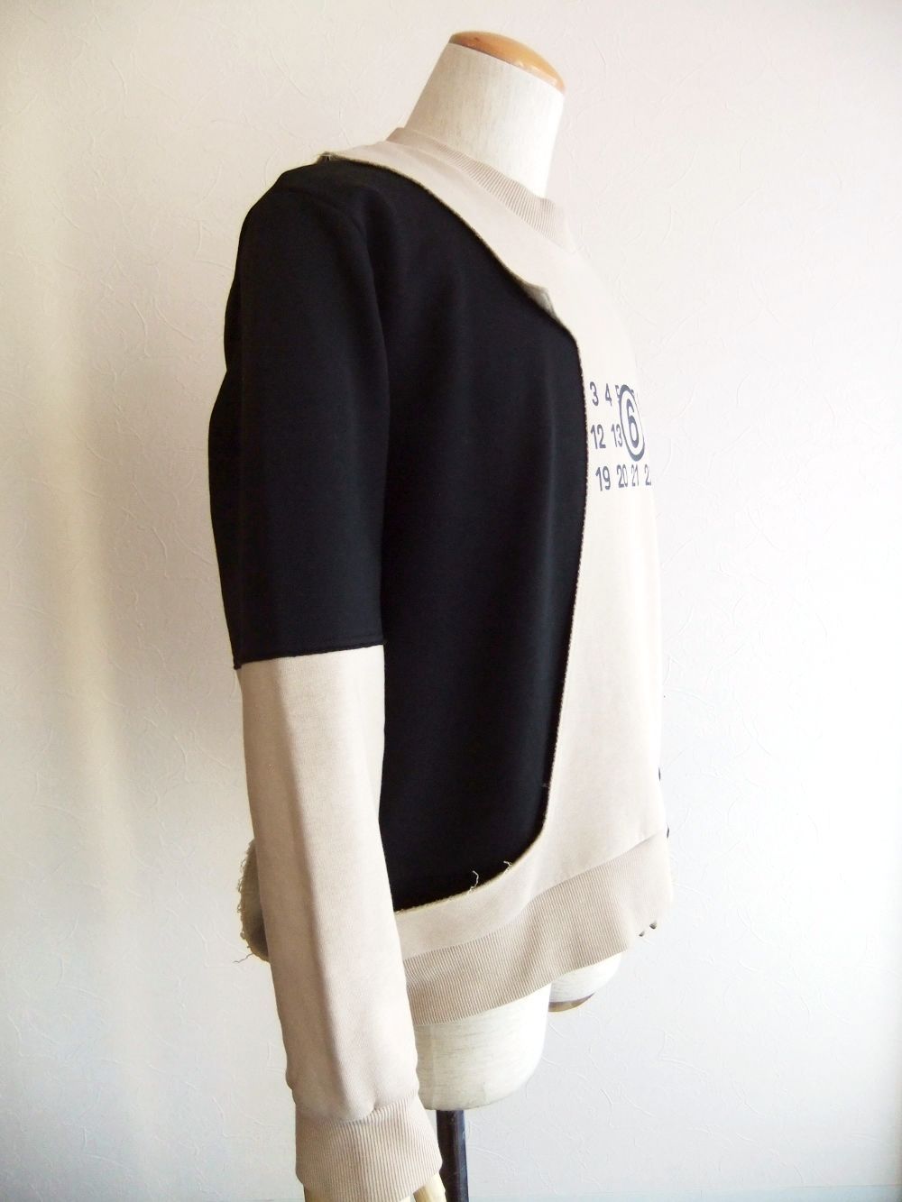 《MM➅》 Maison Margiela  ロゴ アシンメトリー レイヤード トレーナー