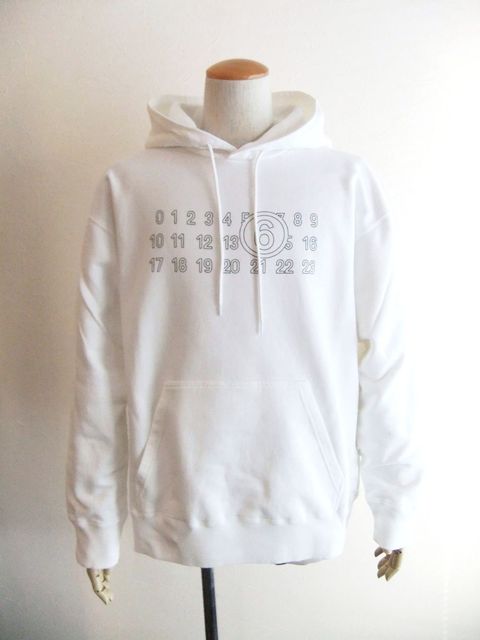 《MM➅》 Maison Margiela  (ホワイト)  ロゴ プルオーバー パーカー