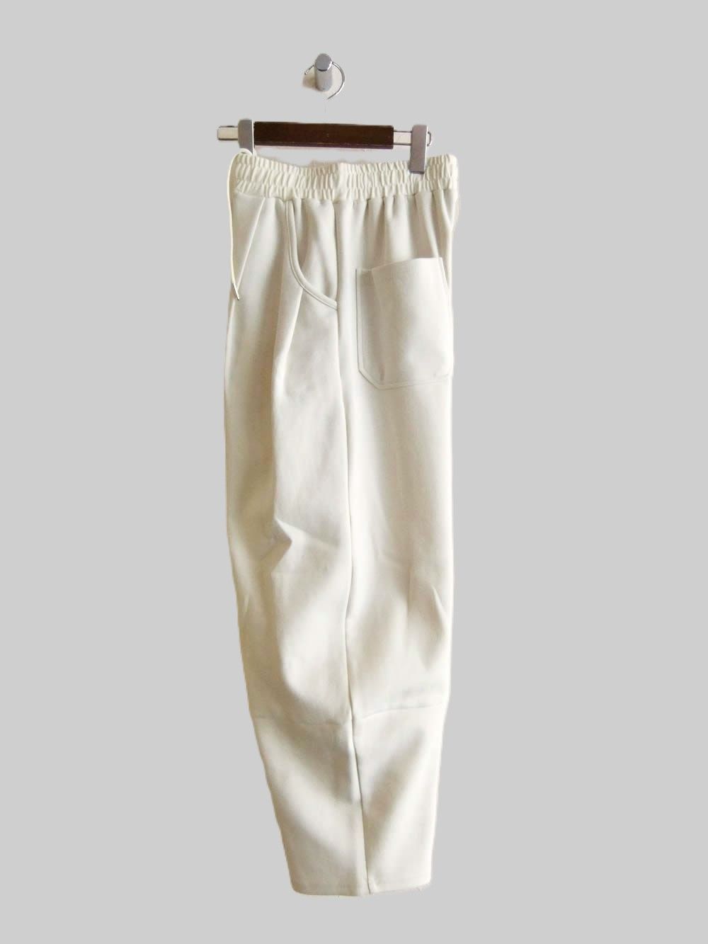 【jeune】 ポンチ タック入り バルーン パンツ   (オフホワイト)  J152634M