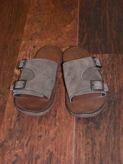 hold sandal