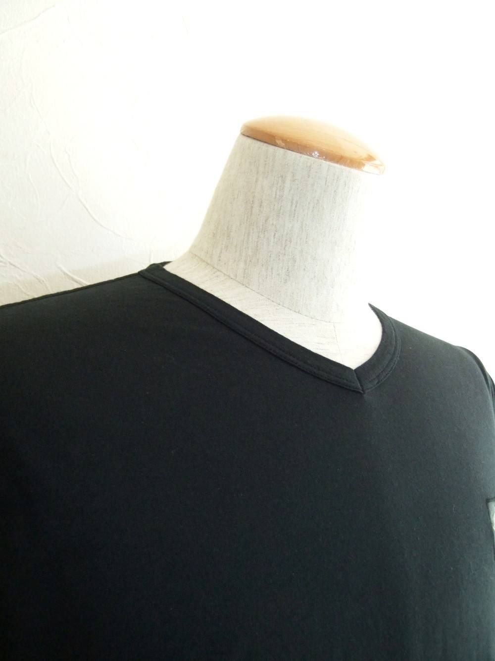 VネックTシャツ