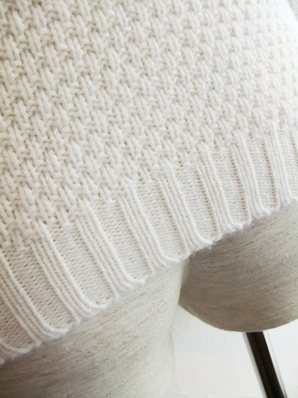 ROUND NECK KNIT SWEATER