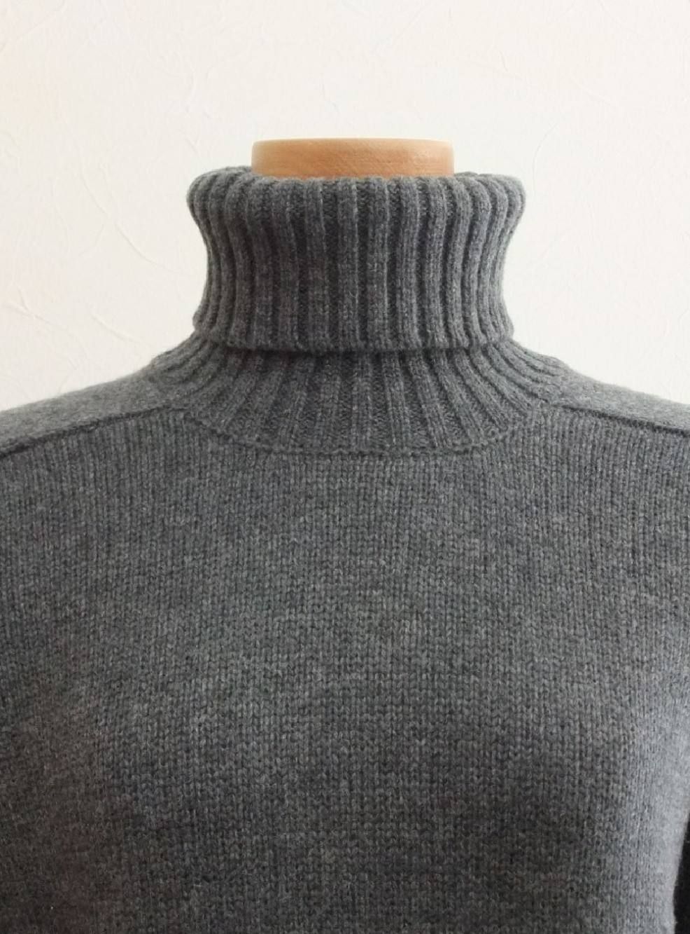 LAMBS WOOL TURTLE NECK P/O WITH E.PATCH