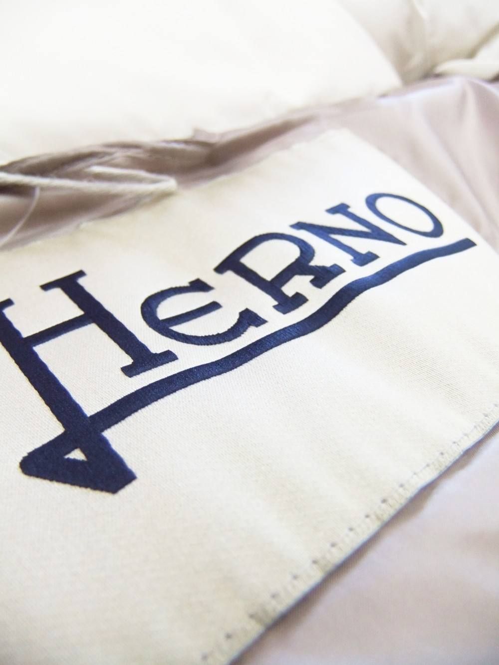 HERNO (ヘルノ) 7分袖 マット ダウン ブルゾン ホワイト