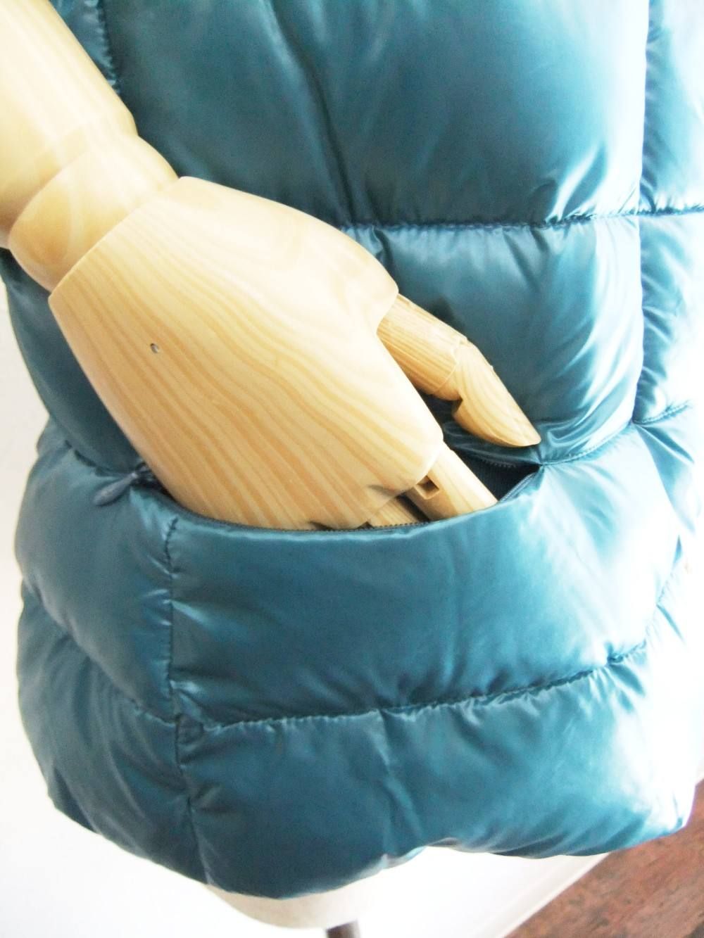 DOWN VEST