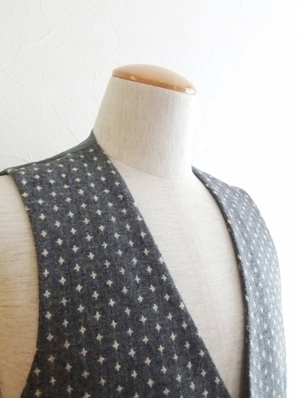 CROSS JACQUARD VEST