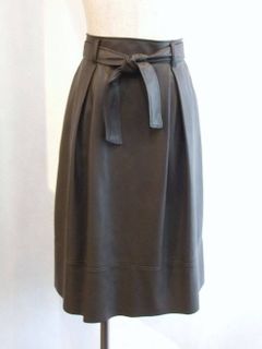 フェイクレザーベルト付きタックスカート