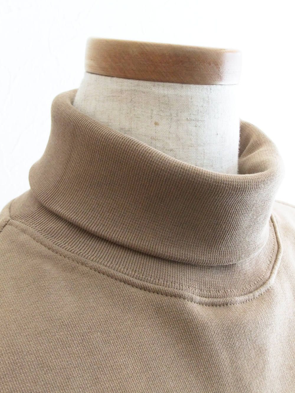 《LADIES》 ロゴプリント ハイネック ロング スウェット トレーナー (BE)  MDM88-TS174778