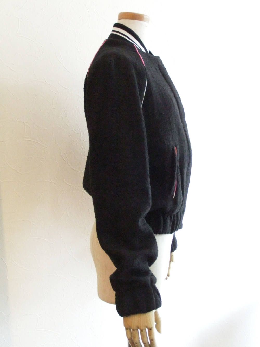 《LADIES》 バックロゴ アップリケ パイピング ジップ ブルゾン (BK)  MDH10X-184709