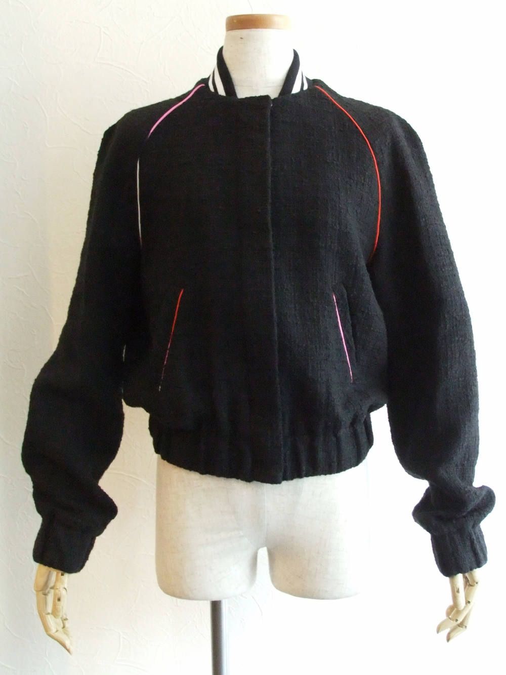 《LADIES》 バックロゴ アップリケ パイピング ジップ ブルゾン (BK)  MDH10X-184709