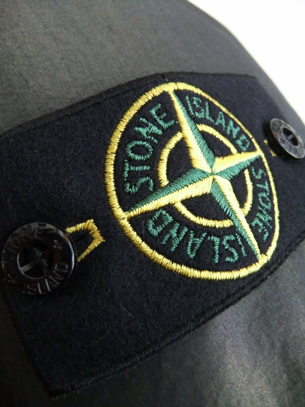 白 フリル付 STONE ISLAND ロゴエンブレム刺繍キャップ - 通販