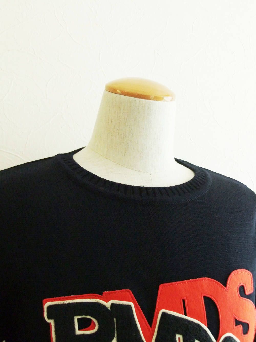 ワッペン付き クルーネックニット JALO