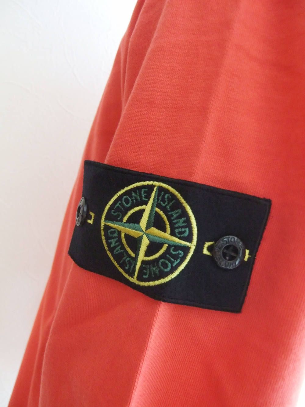 STONE ISLAND - クルーネック スウェット (L.RED) 701562150