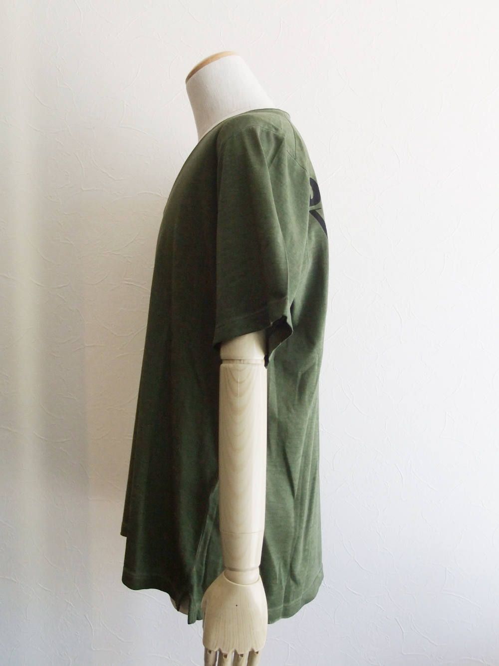 BACK ロゴプリント V-NECK T-SHIRT (KHAKI)  Best Fade Slouch Fit  S74GD0539