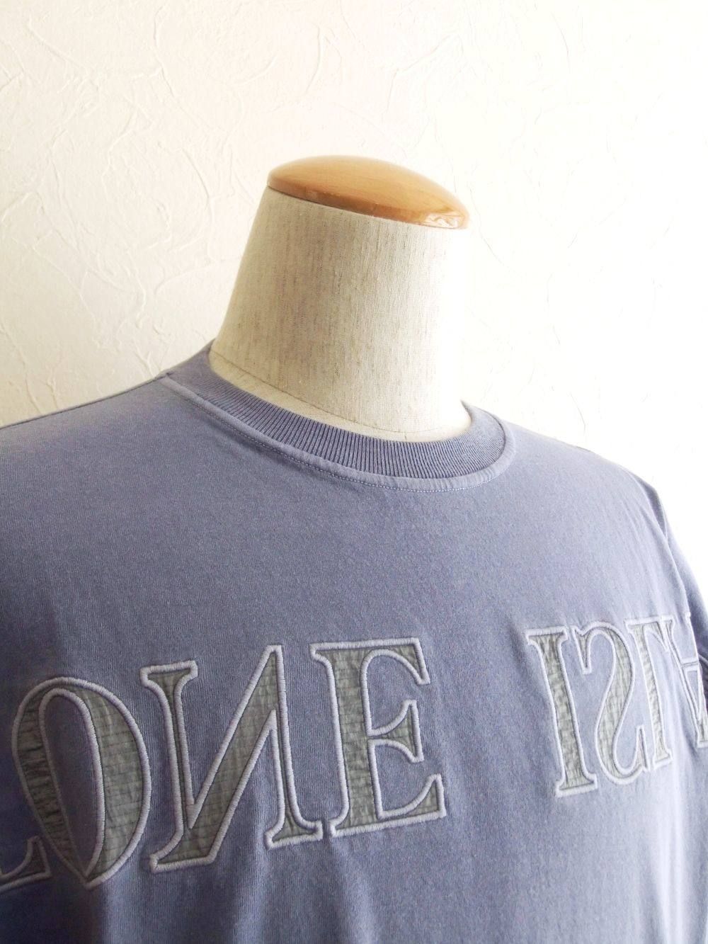 'OLD' DYE TREATMENT ロゴ刺繡 クルーネック Tシャツ (LAVENDER)