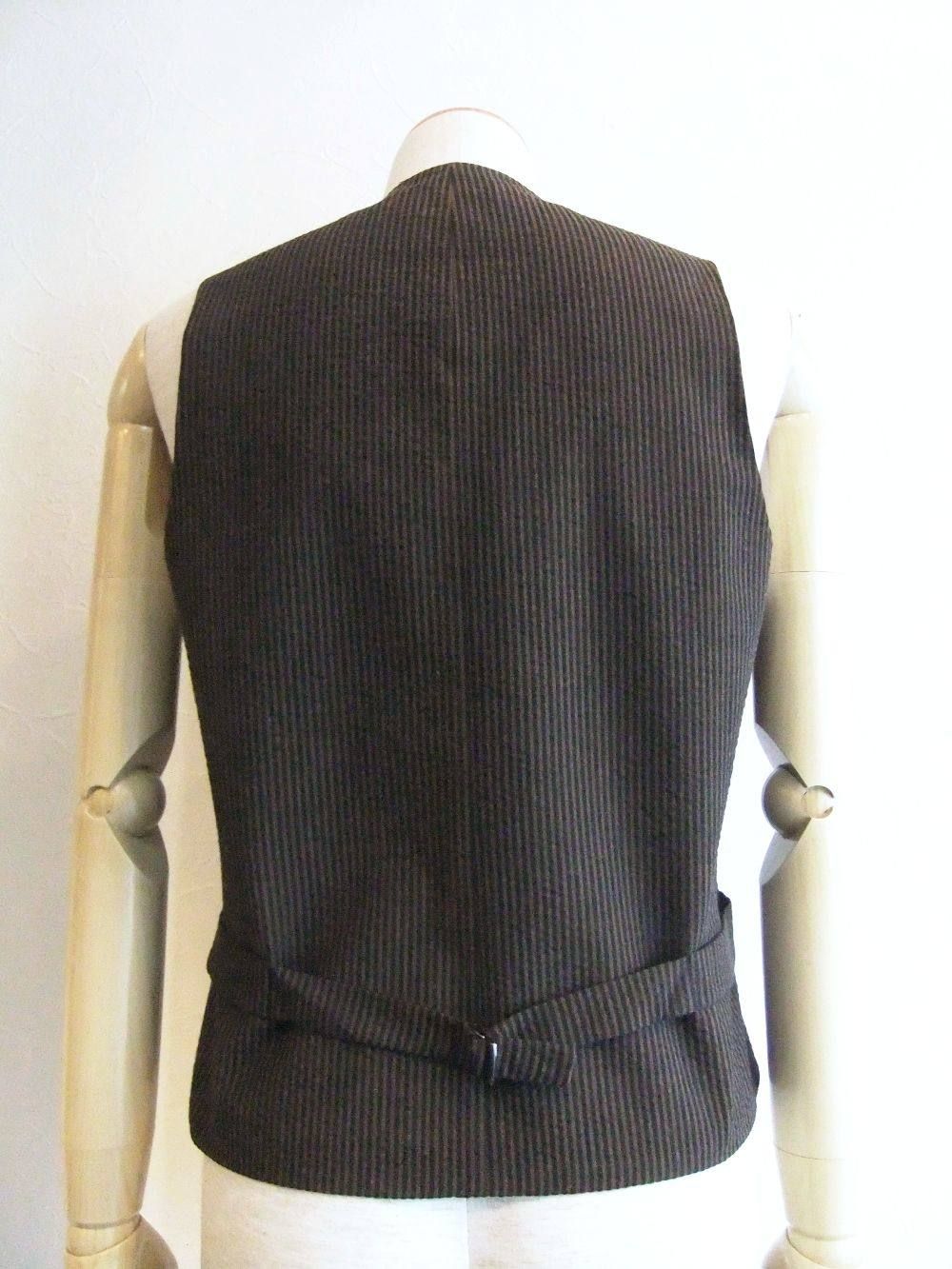 ストライプ柄 シアサッカー ジレ (BROWN) AG297GL