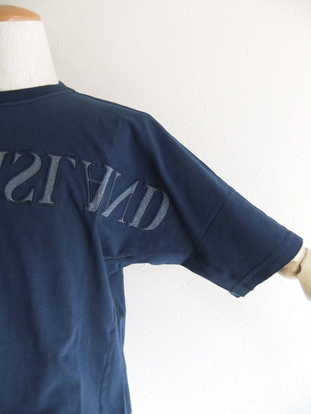 'OLD' DYE TREATMENT ロゴ刺繡 クルーネック Tシャツ (NAVY)