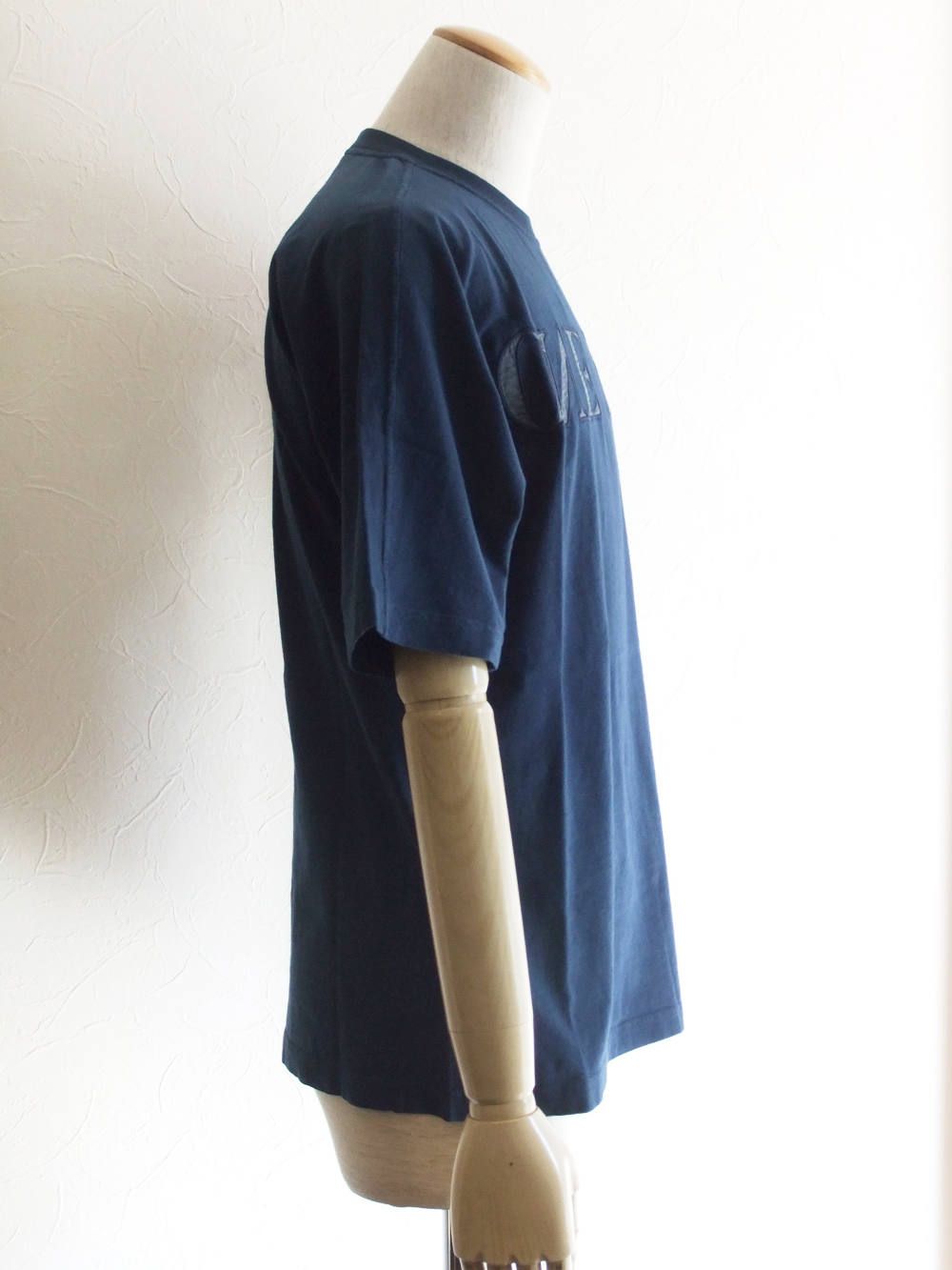 'OLD' DYE TREATMENT ロゴ刺繡 クルーネック Tシャツ (NAVY)
