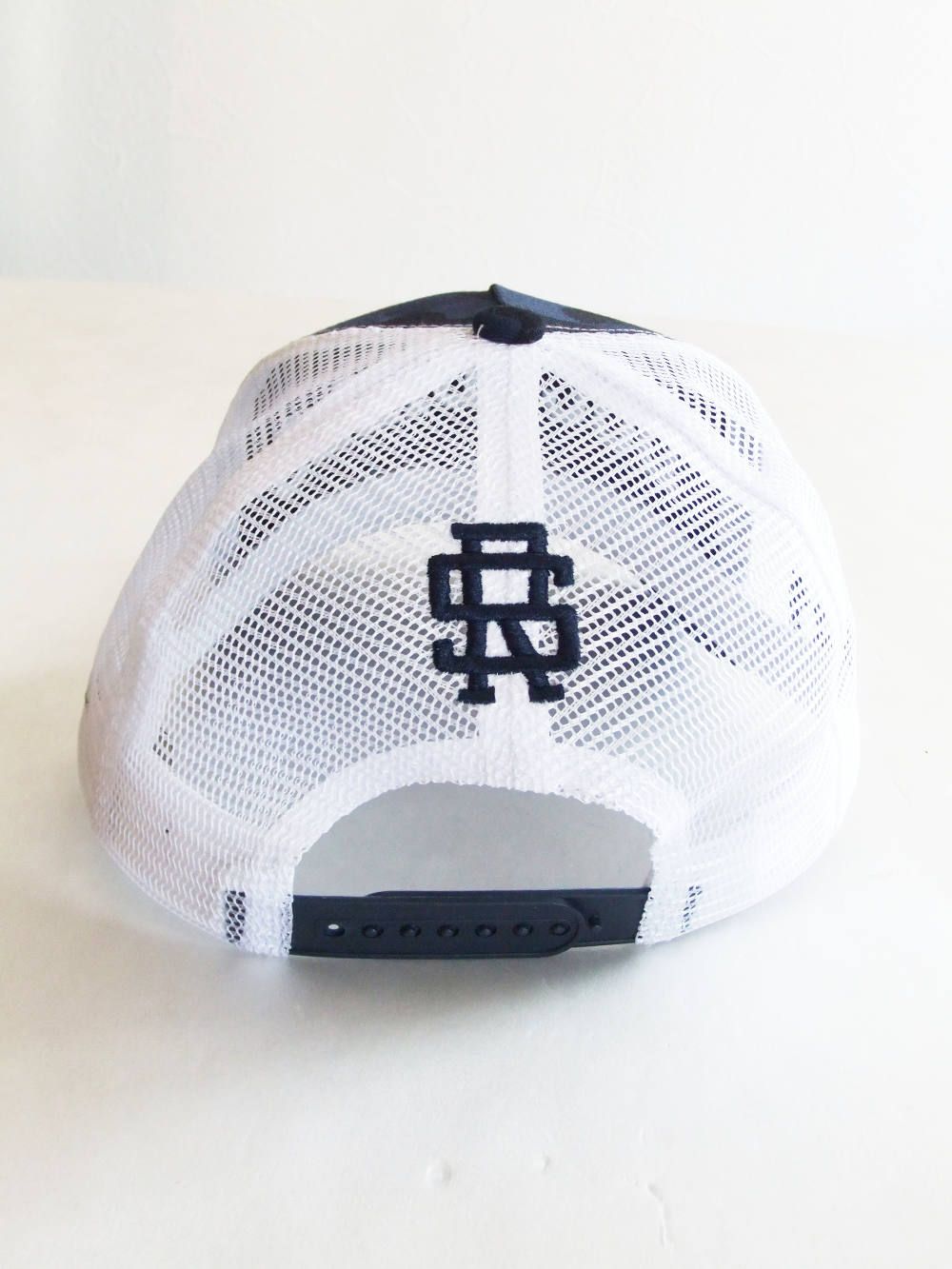 MESH TOUR CAP CAMO ( NAVY ) ロゴ入りキャップ