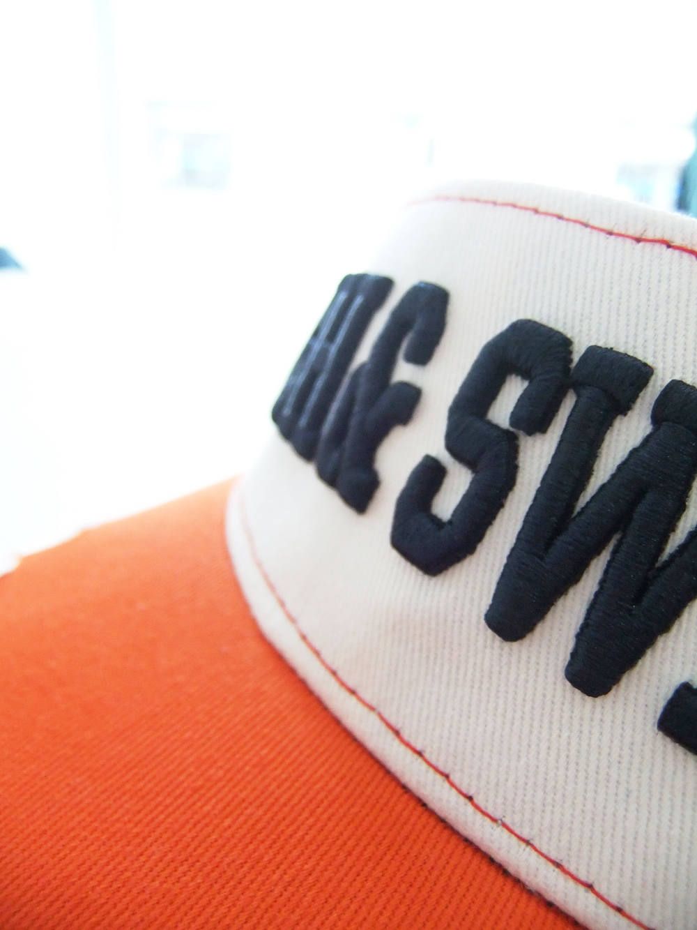 WORLD TOUR VISOR ( ORANGE × NAVY ) ロゴ入りバイザー