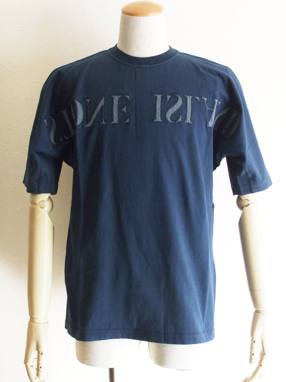 'OLD' DYE TREATMENT ロゴ刺繡 クルーネック Tシャツ (NAVY)