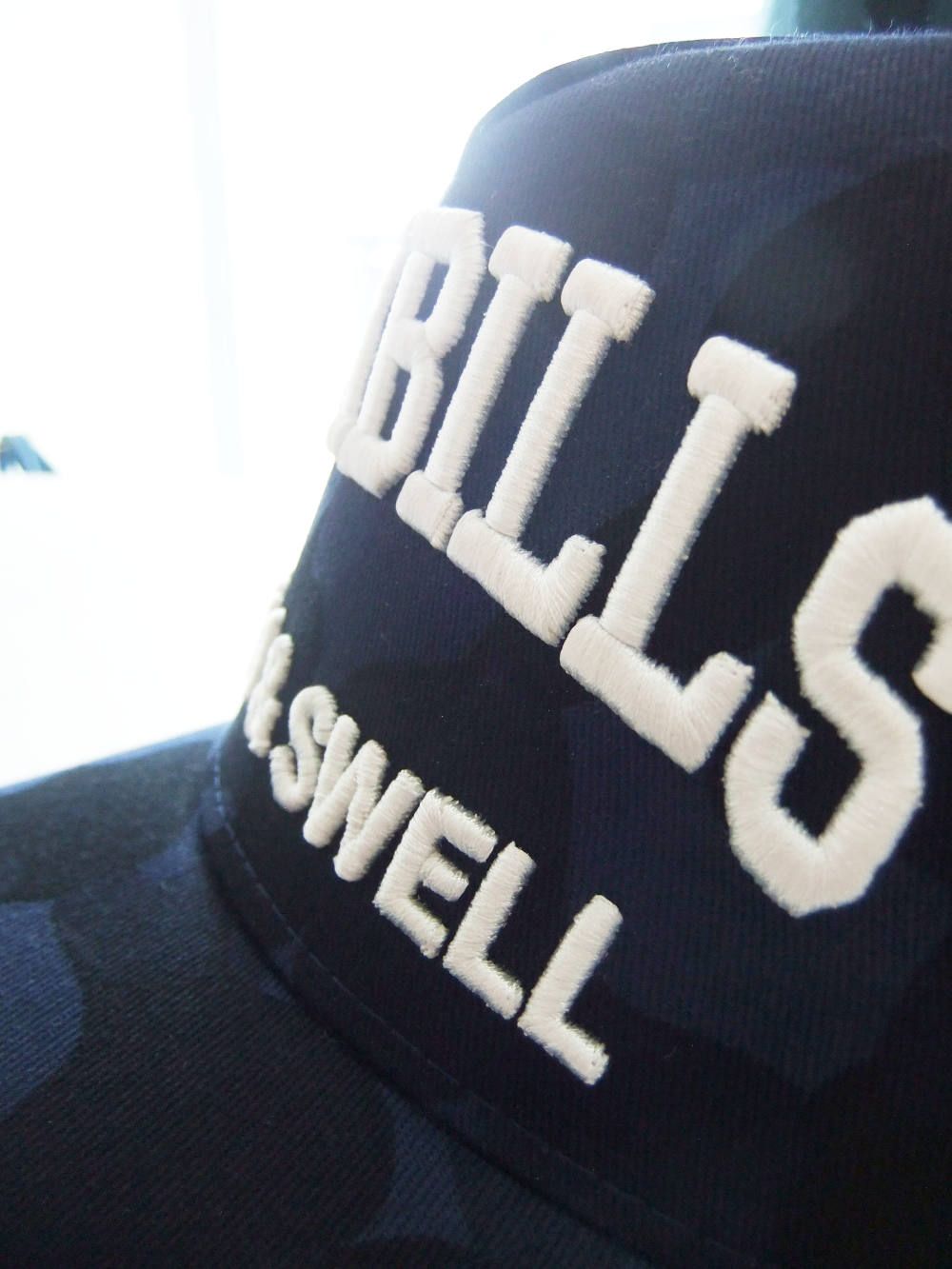 MESH TOUR CAP CAMO ( NAVY ) ロゴ入りキャップ