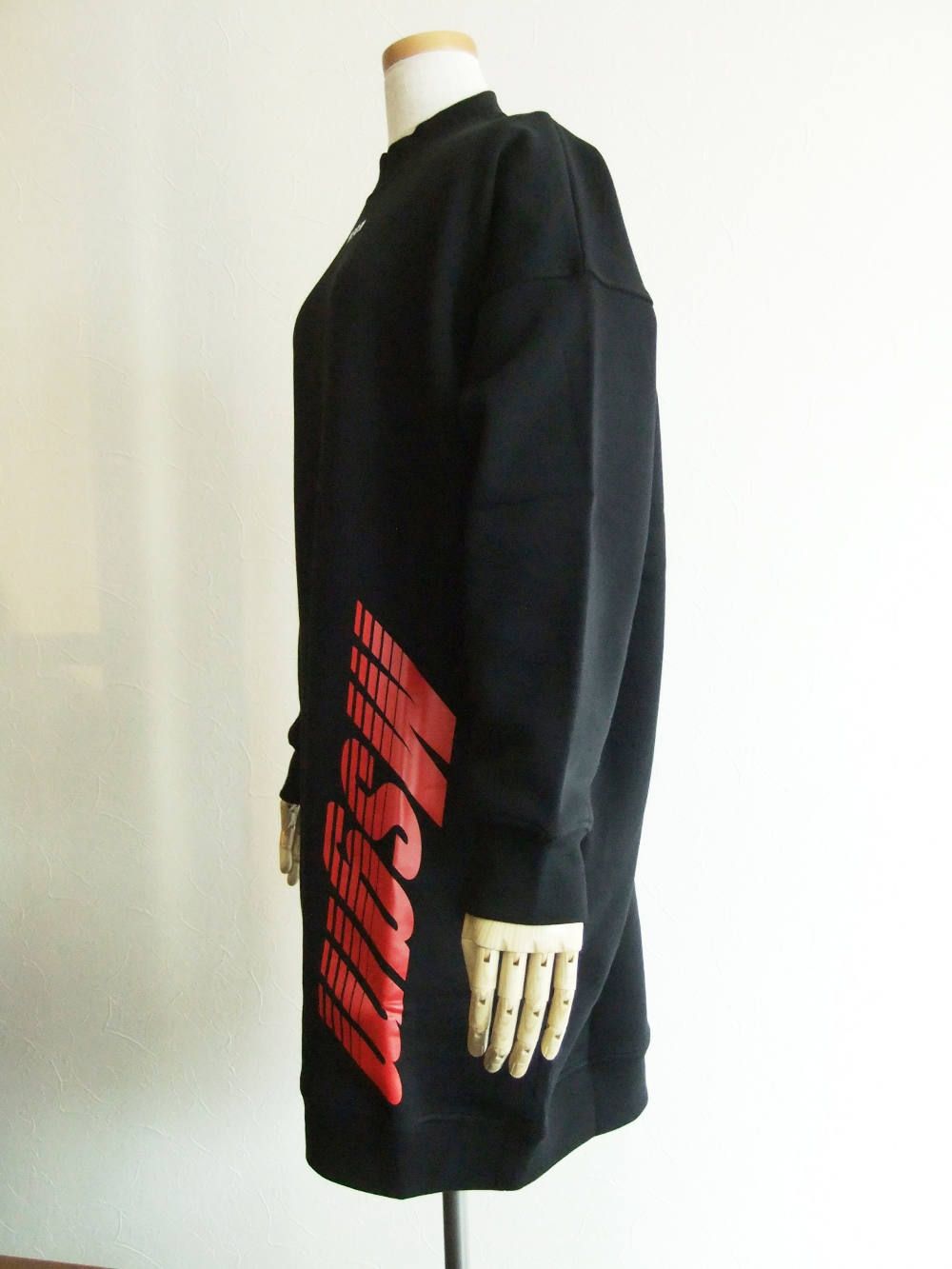 《LADIES》 ロゴプリント スウェット ワンピース (ブラック)  MDA71-195799