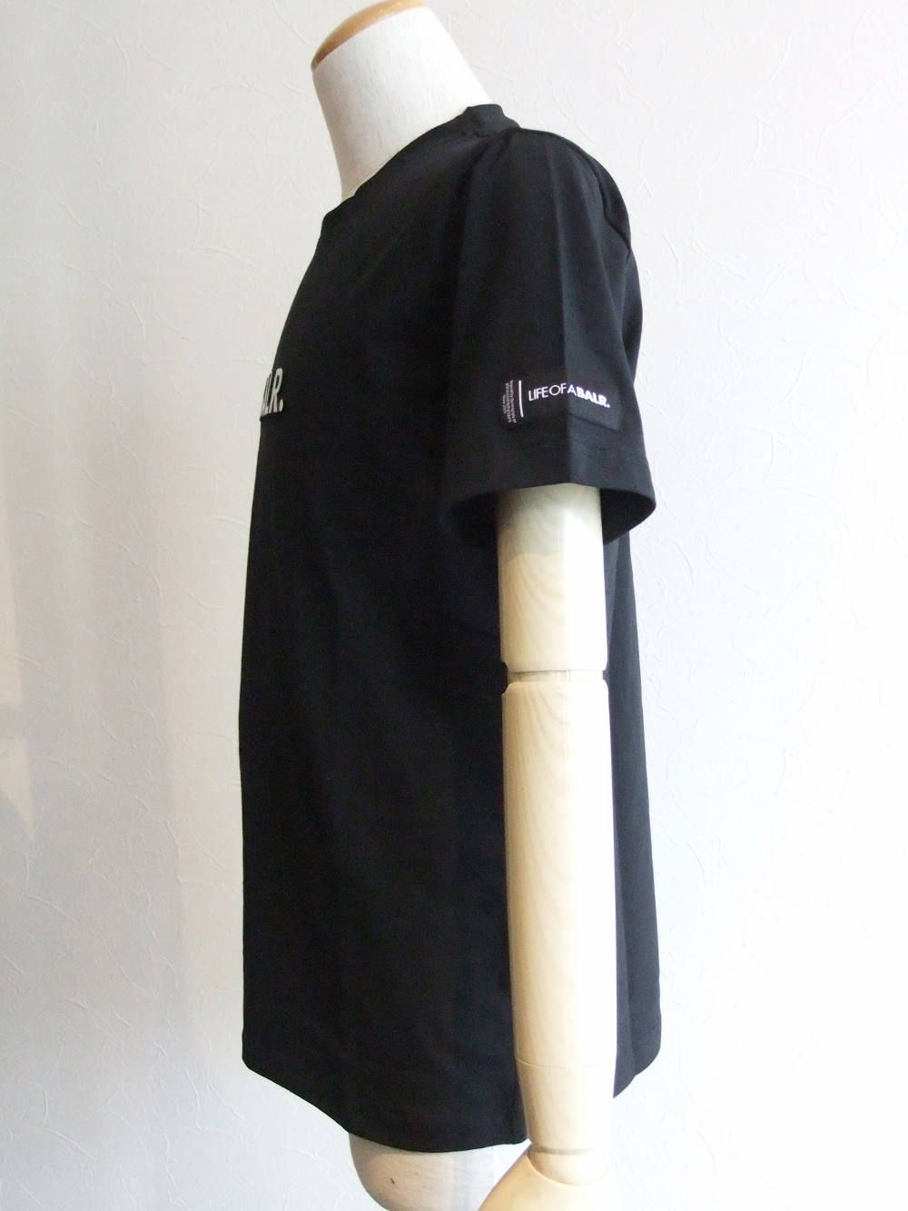 EMBOSSED STRAIGHT T-SHIRT ( ブラック ) ロゴ T-SHIRT