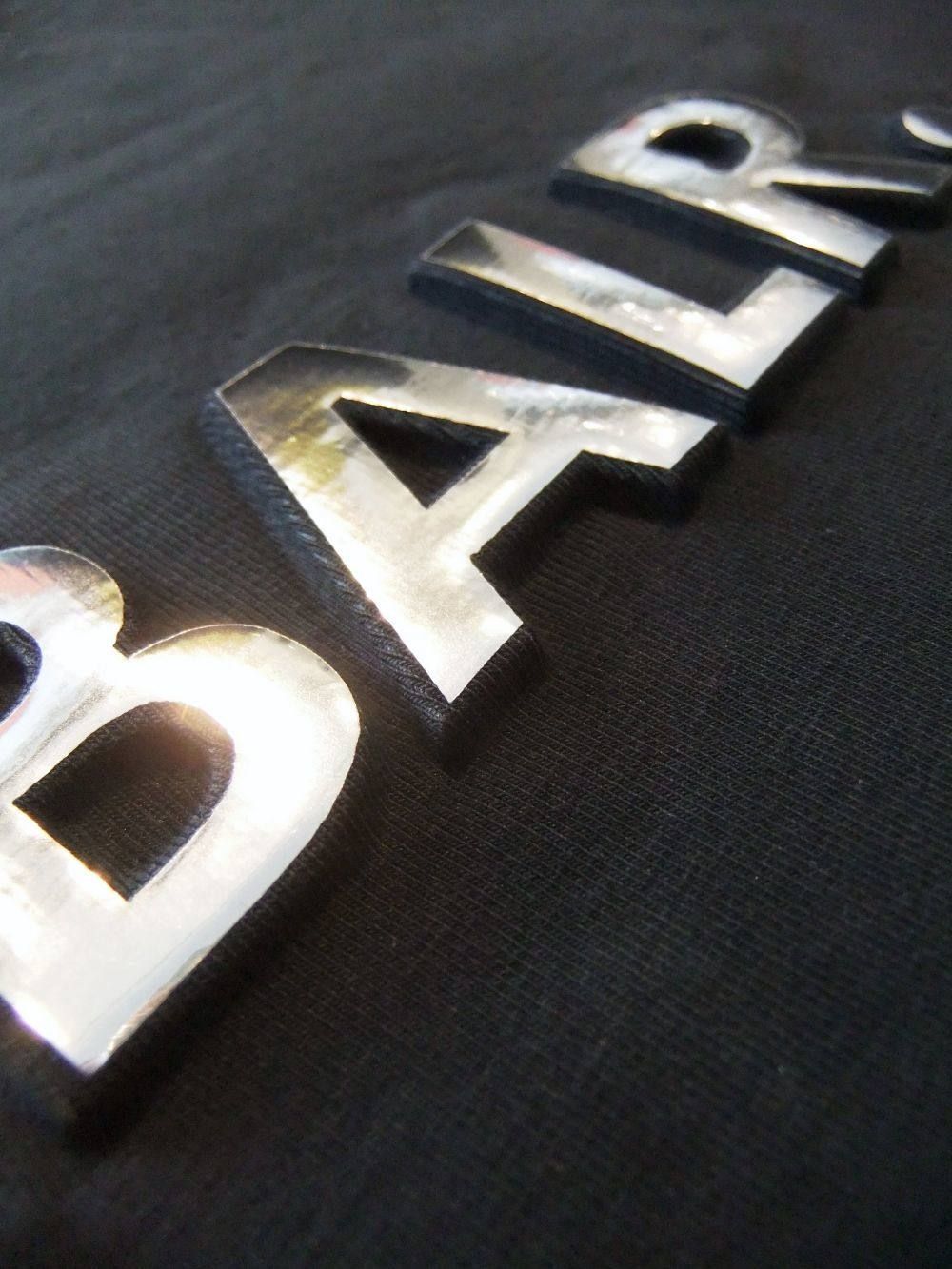 EMBOSSED STRAIGHT T-SHIRT ( ブラック ) ロゴ T-SHIRT