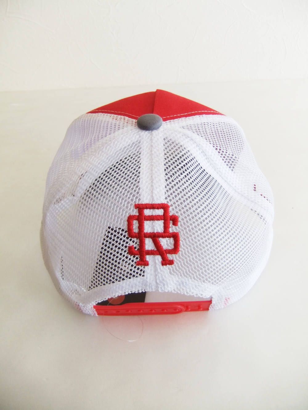 TRUCKER CAP ( レッド × グレー ) ロゴ入りキャップ