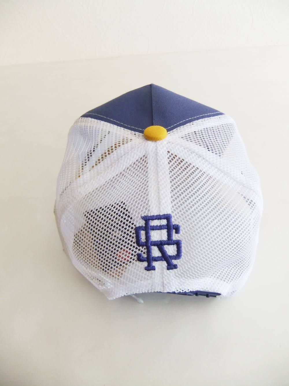 TRUCKER CAP ( パープル × イエロー ) ロゴ入りキャップ