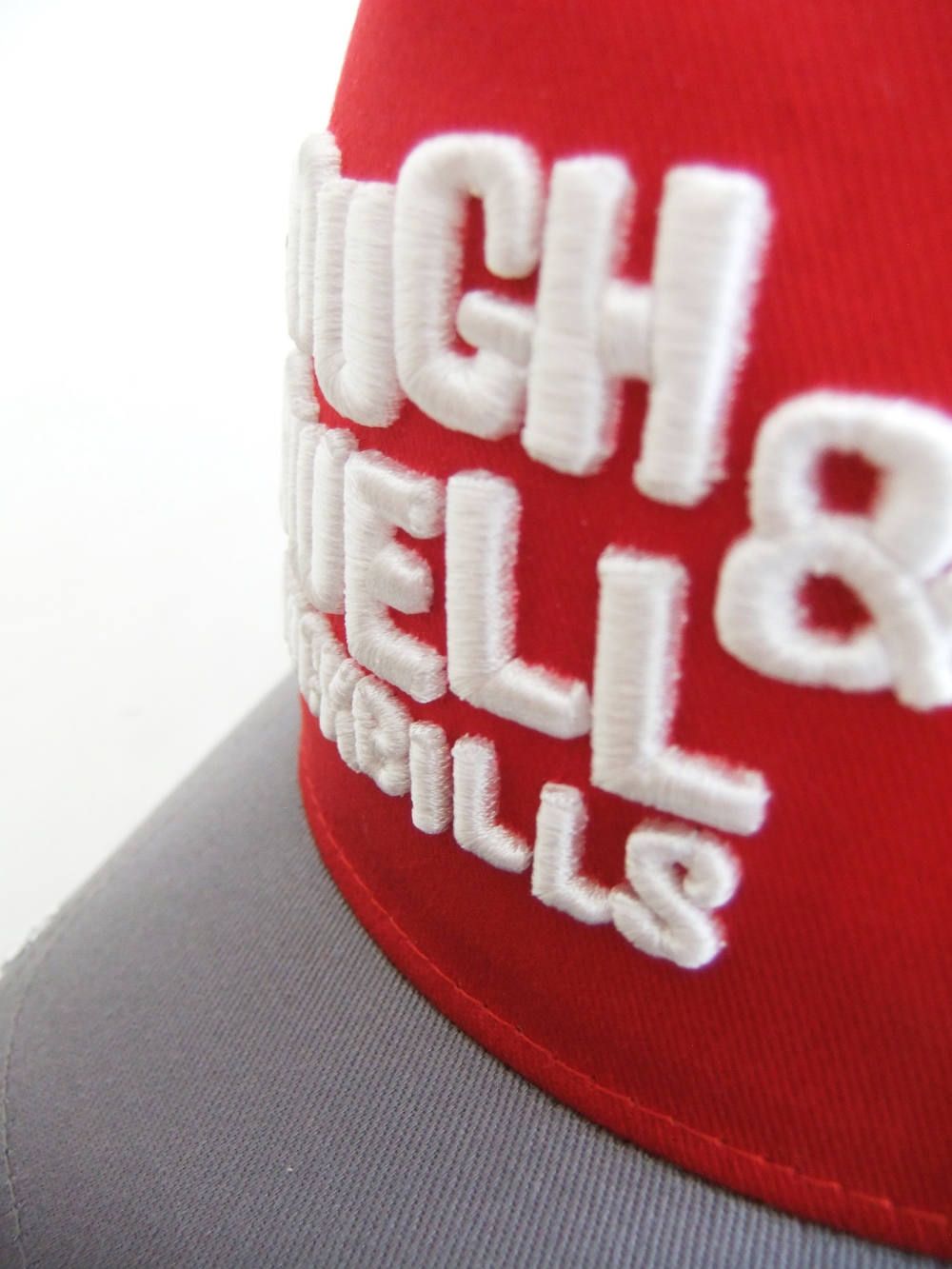 TRUCKER CAP ( レッド × グレー ) ロゴ入りキャップ