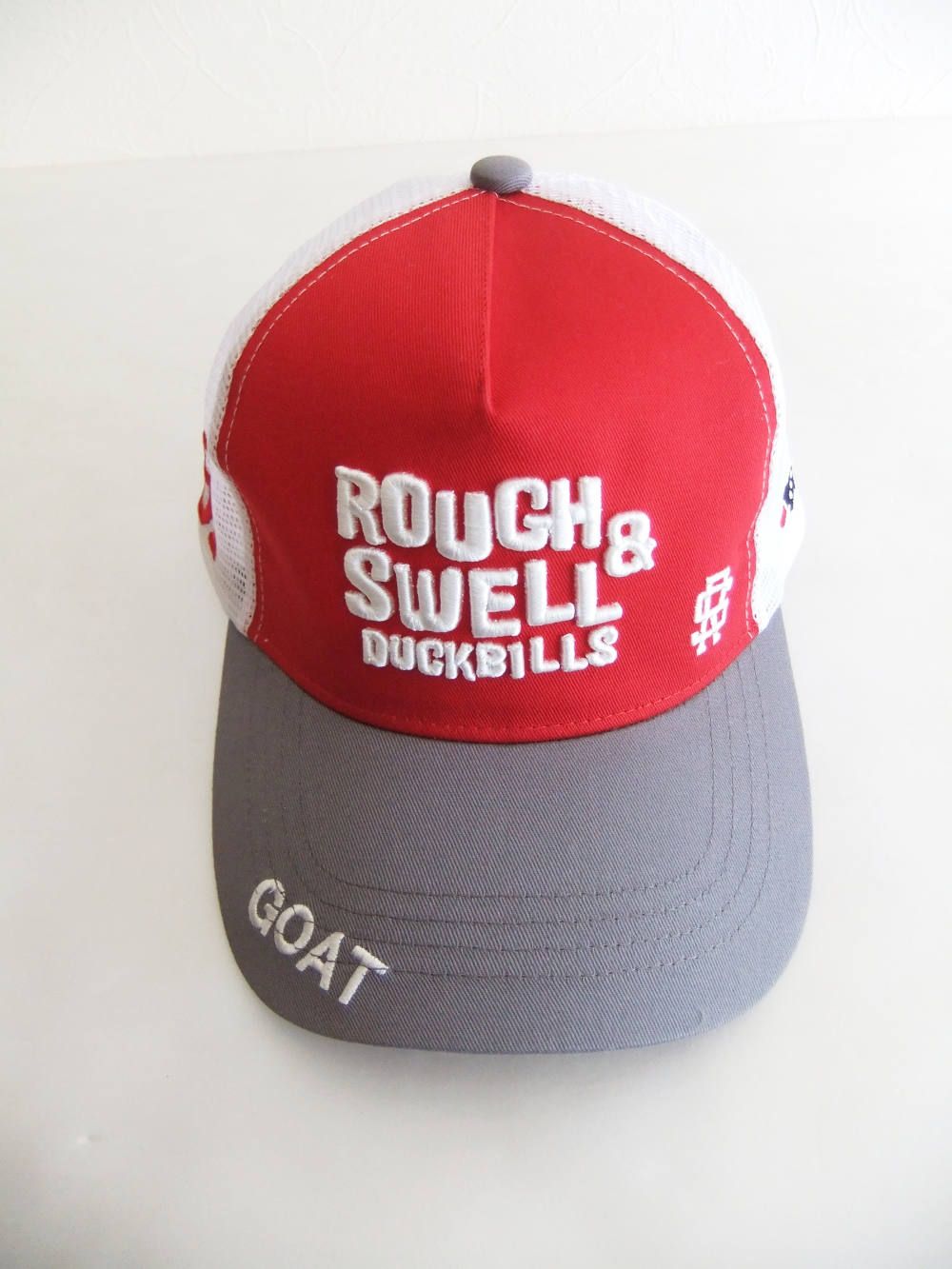 TRUCKER CAP ( レッド × グレー ) ロゴ入りキャップ