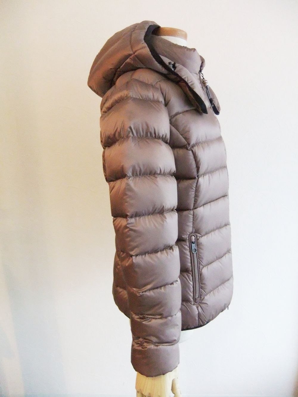 《LADIES》 STELLA  ( モカ ) シャイニーナイロン ダウンブルゾン  32550