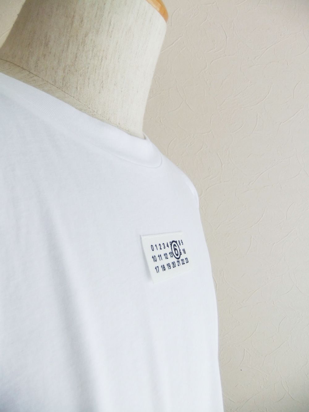 《MM➅》 Maison Margiela  6LOGO PRINT T-SHIRT (ホワイト) ロゴTシャツ