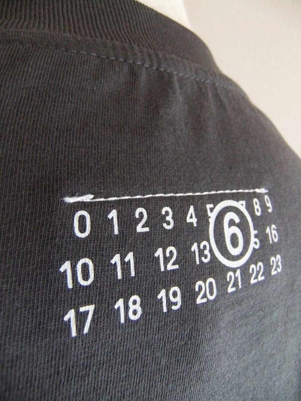 【レディース】MM⑥ MAISON MARGIELA  (グレー)  ロゴ Tーワンピース