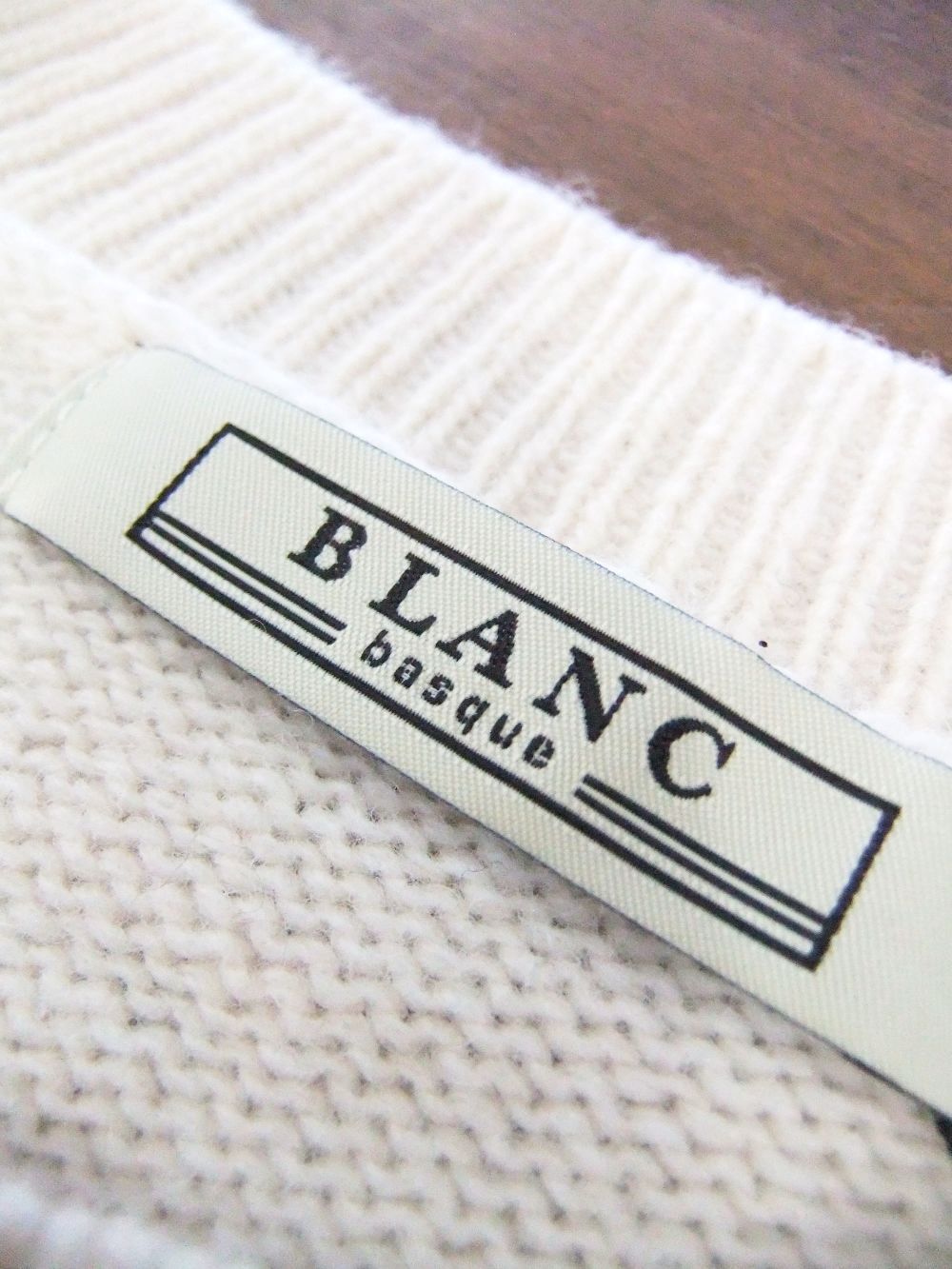 BLANC basque - インターシャ ロゴ刺繍+ハンドステッチ入り セーター ...