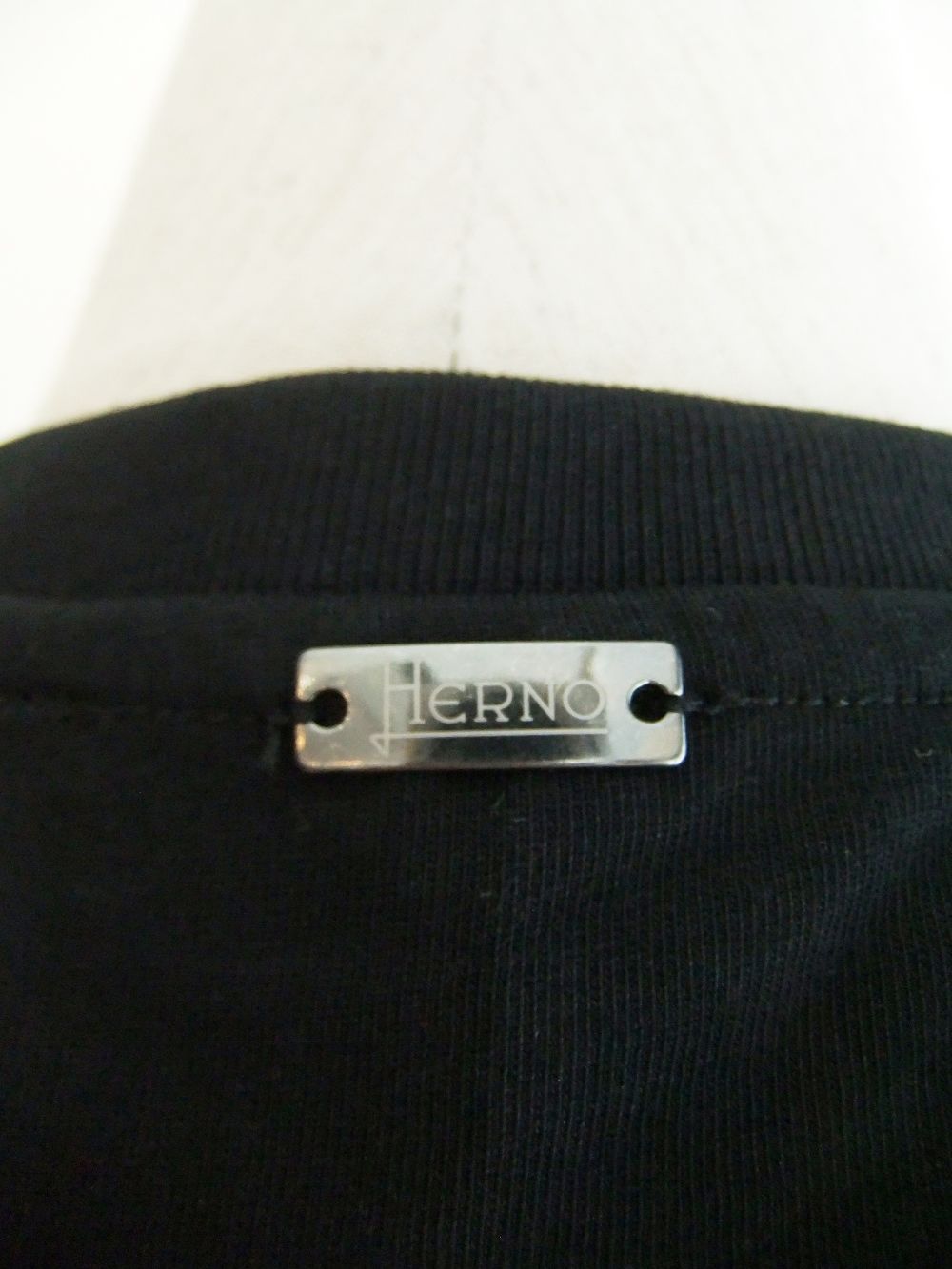 HERNO COTTON JERSEY T-SHIRT  (ブラック)  ロゴ クルーネックTシャツ