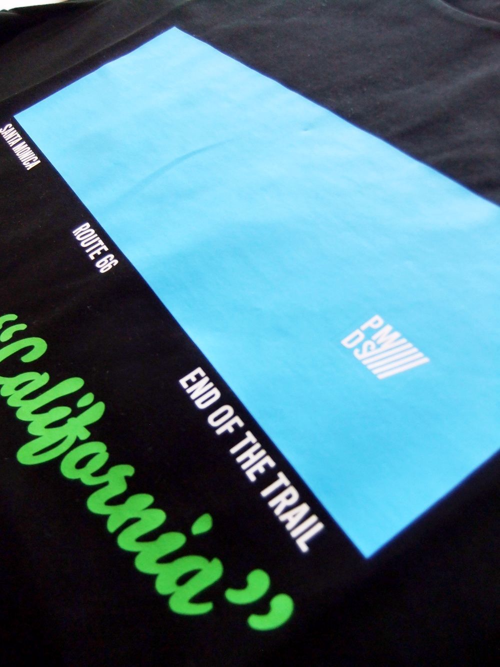 ALKE  (ブラック）  パネル ロゴプリント 半袖 Tシャツ