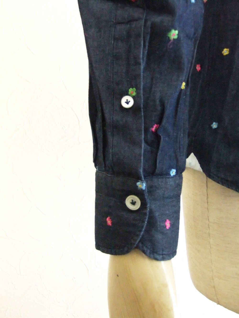 ウォッシャブル INDIGO フラワー刺繡シャツ    385300V84