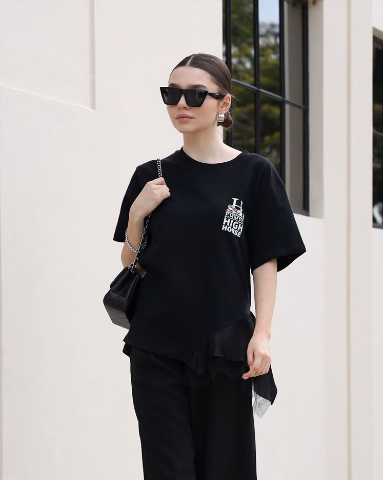 【MICALLE MICALLE Account】 HOMMAGE HIGH HORSE SCARF-HEM T-SHIRT  (ブラック)  スカーフヘム フリル Tシャツ  MAD114TEB