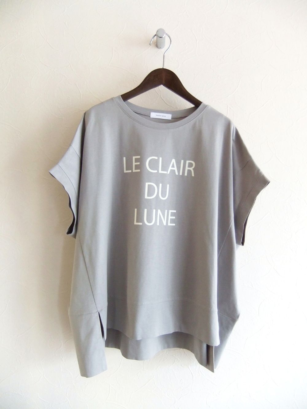 ロゴプリント フロントスリット コクーン Tシャツ  (グレー)  526976