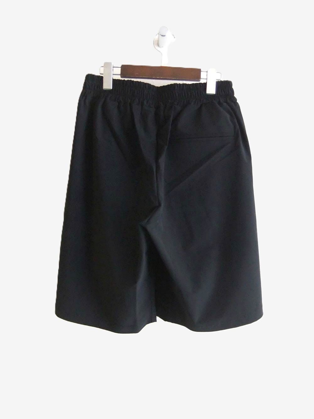 SHORTS OVER PINCES  (ブラック) ナイロン ストレッチ ハーフパンツ