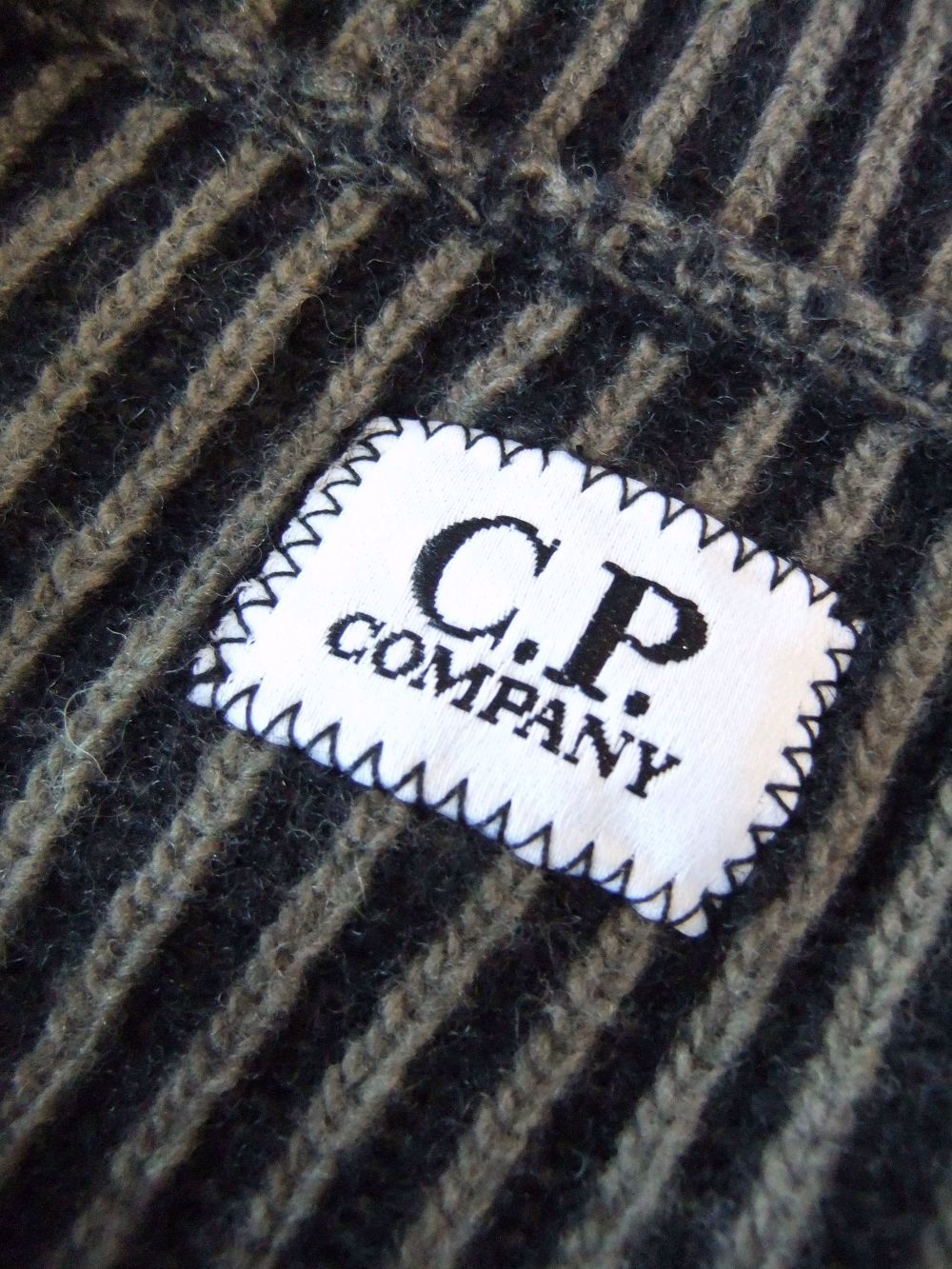 C.P. COMPANY - FLEECE KNIT CREWNECK Vanisé Knit (ベージュ) ウール クルーネック セーター |  4.444glad