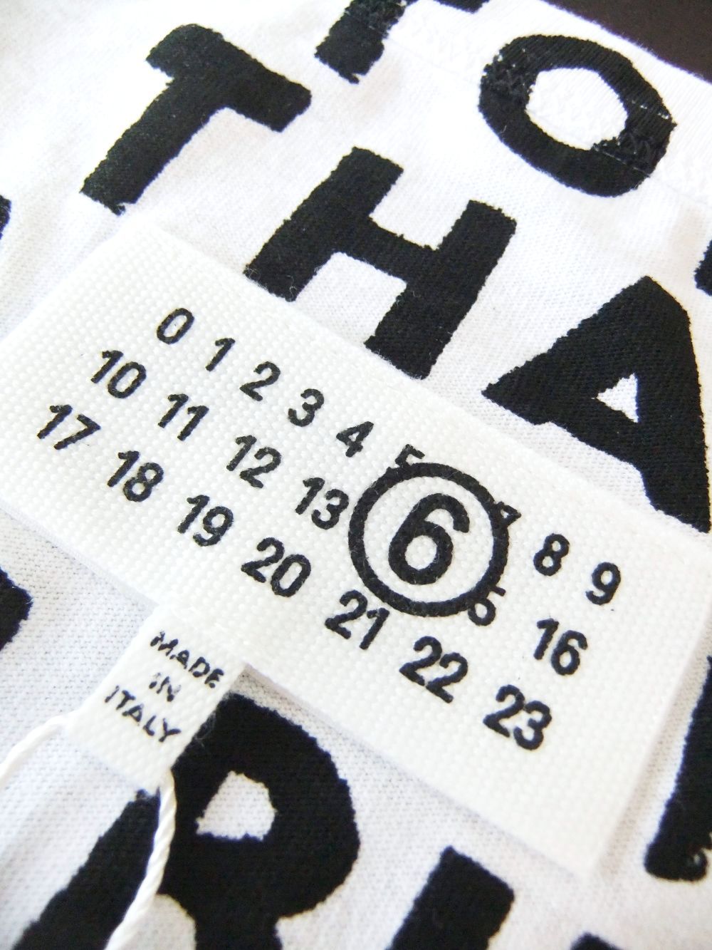 【レディース】MM⑥ MAISON MARGIELA    V-NECK SIDA ロゴ Tシャツ